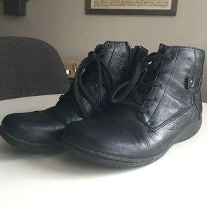 Clarks black boots size 9.5; arch support! Yasss!